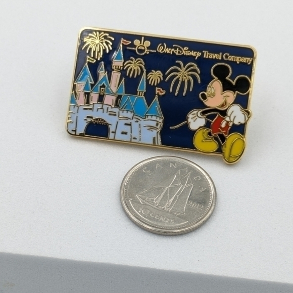 4/24$  Disney Limited Edition Mickey Mouse pin - Picture 3 of 4